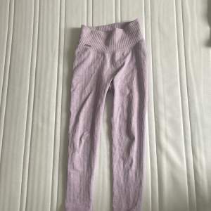 Jättesöta aimn tights som är rosa, säljer då dom inte kommer till användning. Är storlek xs men passar både Xxs och s. Skriv för fler bilder eller om du har frågor ❤️❤️