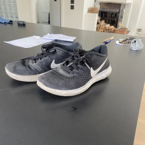 Nike Skor - Storlek 36 ish. Vill bli av med dem så 100 kr + frakt! 