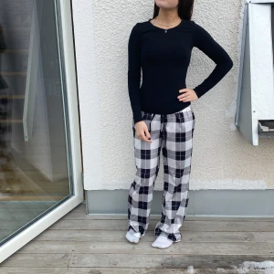 Tajt svart tröja - En svart basic långärmad tröja från hm, bra skick och super nice. Säljer för att jag har en exakt likadan fast lite större