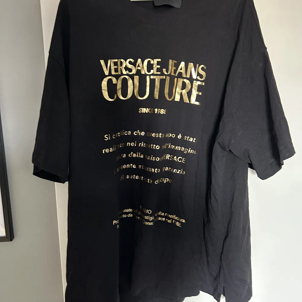 Versace tisha i fint skick som ny. T-shirts.