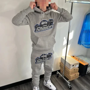 Trapstar  - En jätte fin trapstar dress som inte är använd så mycket jag köpte den i vintras och har kanske använt den 5 ggr säljer den för att jag inte får någon användning utav den längre. Pris kan diskuteras. Frågor osv kom dm 