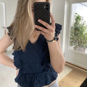 Helt perfekt topp - Säljer en helt ny topp från Object som passar till typ allt, speciellt nu till vår och sommar. Obs! Då många är intresserade har jag en budgivning 💕Tveka inte att höra av er vid frågor 🥰