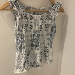 Odd Molly linne - Fint linne från Odd Molly. Behöver strykas! Fin spetskant nedtill. 