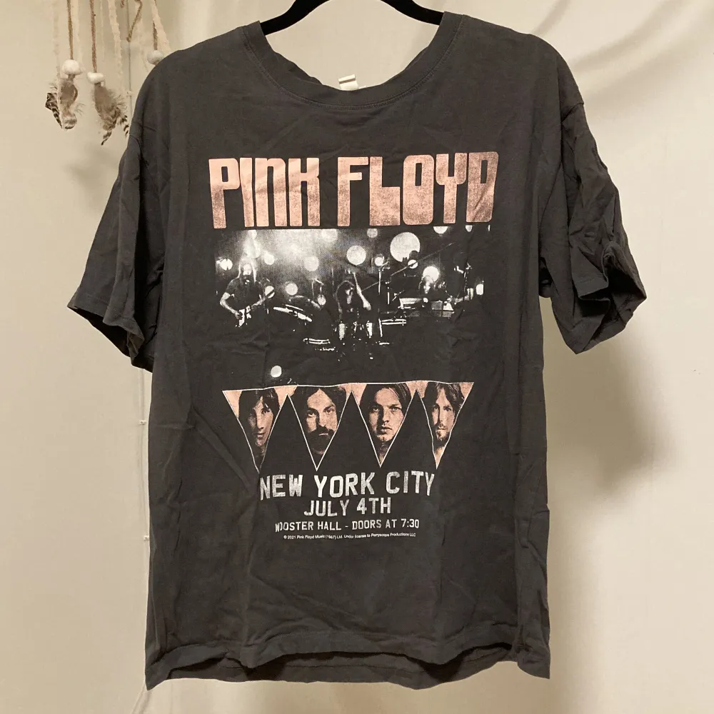 Pink Floyd tröja i storlek M! Perfekt skick🧡. T-shirts.
