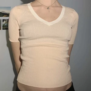 Ribbad tröja - Härlig ribbad tröja, sitter så fint och är i bra skick! Skriv för fler bilder & pris kan alltid diskuteras!💕