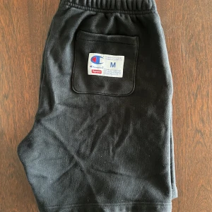 Supreme x Champion sweat shorts  - Köpta på supremes hemsida så kvitto finns på mailen! Nypris 1200:-. Size M men sitter stort. Jysterbar midjestorlek med snöre på insidan. Fler bilder finns, bara o pma! Allt gott! 