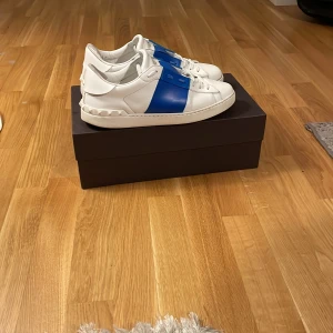 Valentino skor  - Hej ,Jag säljer mina valentino skor för: 3300kr, som är storlek 42,5. Skriv om ni är intresserade. Priset går att diskutera