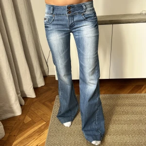 Jeans!  - Så så snygga lågmidjade jeans!!! MIDJEMÅTT:75cm INNERBENSLÄNGDEN:84