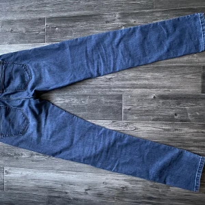 Slim jeans (sand) - Säljer mina sand jeans (slim) för att det ej kommer till nån användning för mig, skick 10/10 köpte dessa på Henrix för 3 månader sen och har använt de 2 gånger. Ny pris 1600kr mitt pris 800kr, Storlek 32/32 bara skriva vid fler frågor!