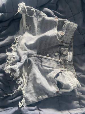 Snygga jeans shorts från zara i storlek 36, säljer för 130 kr