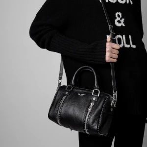 Zadig Voltaire Xs Sunny bag - Zadig Voltaire Xs sunny bag med avtagbart (och justerbart) axelremsband samt tillhörande dustbag. Helt utan defekter, sparsamt använd.   Mått: 23 x 14 x 11,5 cm Nypriset ligger runt 4000 kr.