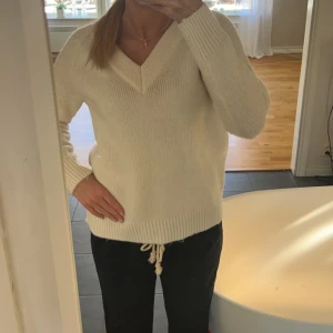 Stickad tröja  - Superskön och varm vit stickad tröja! Denna är från new yorker och är verkligen SUPERmjuk. Riktigt fräsch att ha på sig en kylig sommarkväll. Storlek xxs men overzise så passar mig som har S! 💕köpt för runt 200kr, mitt pris 100kr. Knappt använd. 