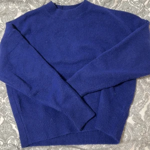 Klarblå stickad tröja  - Knappt använd❤️Storlek s men den är stor i storleken