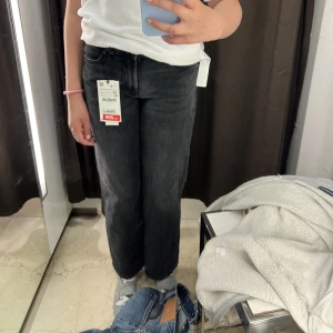 Grå zara jeans - Säljer mina jätte fina grå jeans som jag har tyvärr inte fått användning av! Är i väldigt bra skick❤️