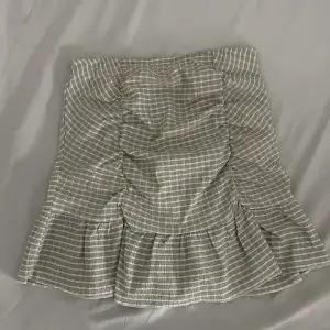 En söt beige/grå vit randig kjol från Gina! Använd Max 3 gånger. 60kr + spårbar frakt  