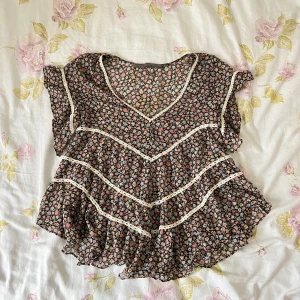 Volangtopp Zara - Jättefin volangtopp från Zara 💘 bra skick. Möts upp på Östermalm eller fraktar. 