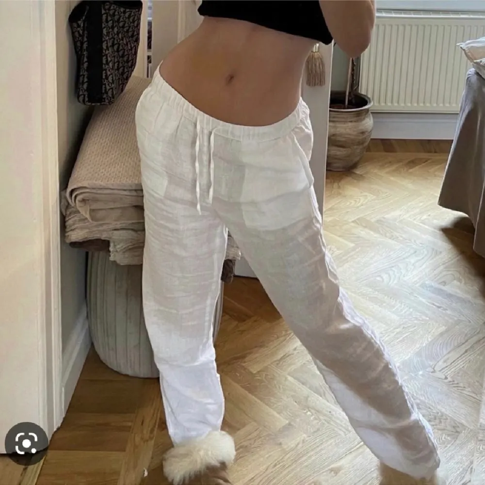 linnebyxor från hm som endast är testade därav nyskick, lånade bilder skickar egna vid intresse säljer ej under 300kr och tar endast swish!. Jeans & Byxor.