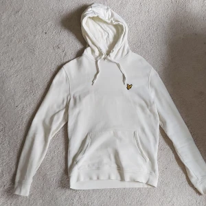 Lyle  & Scott- hoodie säljes - Säljer min Lyle & Scott- hoodie då den inte används längre. Måttligt använd och inga fläckar!