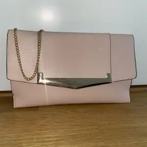 Fin rosa kuvertväska med guld detaljer 