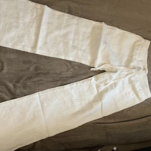 Alobha Label linne byxor - Helt nya Alobha Label linne byxor i strl M. Lite stora för mig. Midja 43cm, sidosöm 108cm. De är lite breda i slutet av byxorna, som flare/bootcut. Deras nya modell alltså. Tar endast swish!! Köparen står för frakt!(Kan visa fler bilder ifall det behövs) 