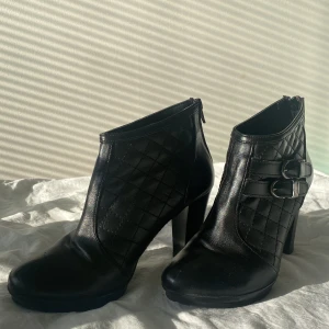 Svarta högklakar  - Ett par fina svarta högklakar med lite användning men ändå i bra skick. Dem är storlek 37 