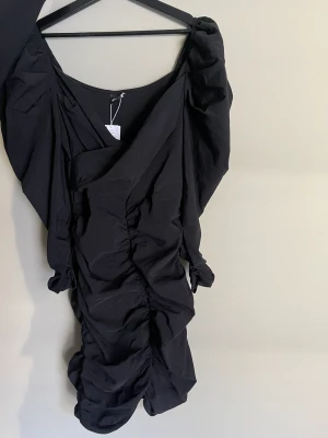 Klänning  - Supersnygg svart klänning från Ginatricot, aldrig använd med prislapp kvar. Stl 36, kostat 600. 💃🏼🖤