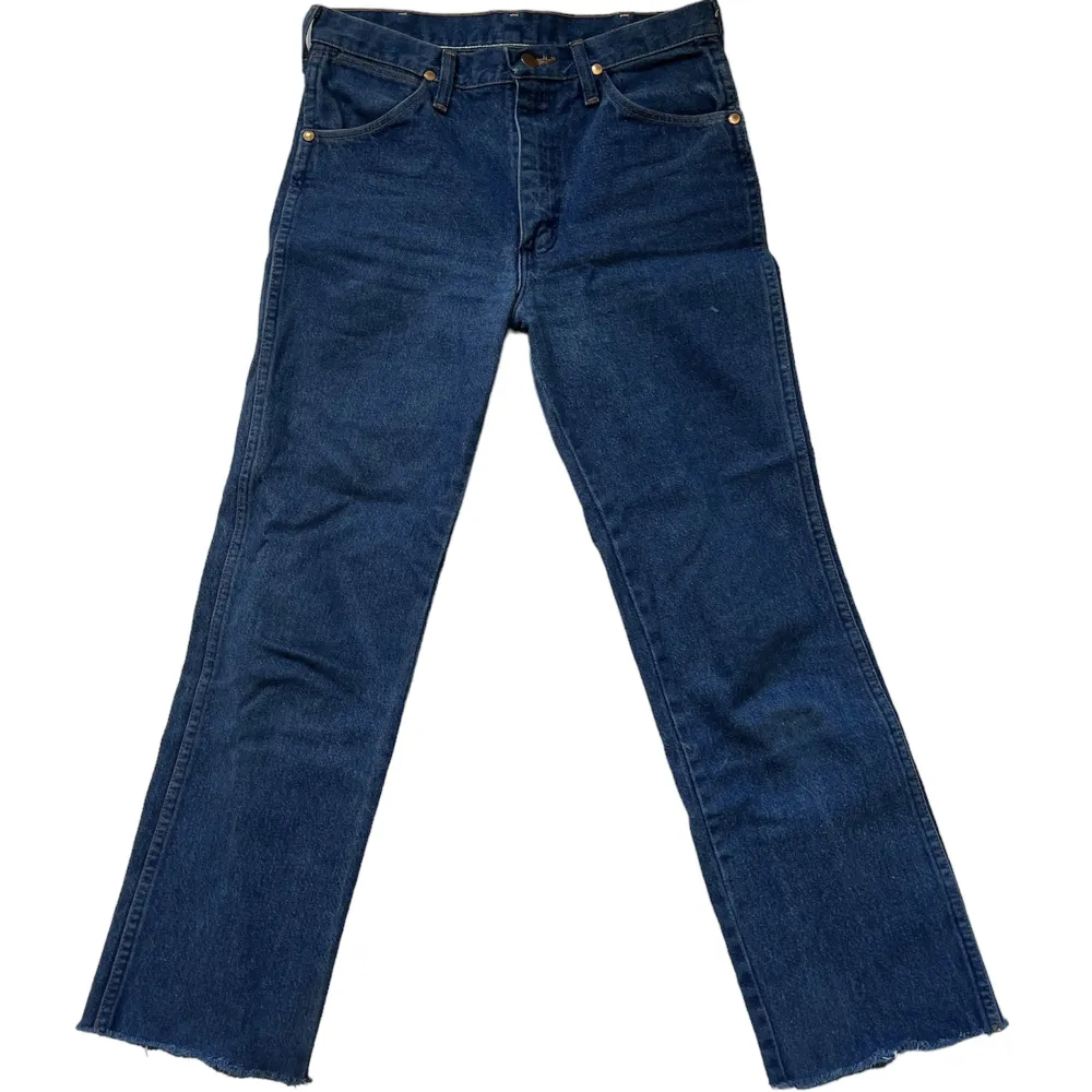 jeans från Wrangler fattar inte riktigt storleksmärkningen men de har rå kant och upplever att  längden är aningen kortare än 30 och jag brukar ha 25/26 i midja och de sitter bra tror 27 funkar också 👖. Jeans & Byxor.