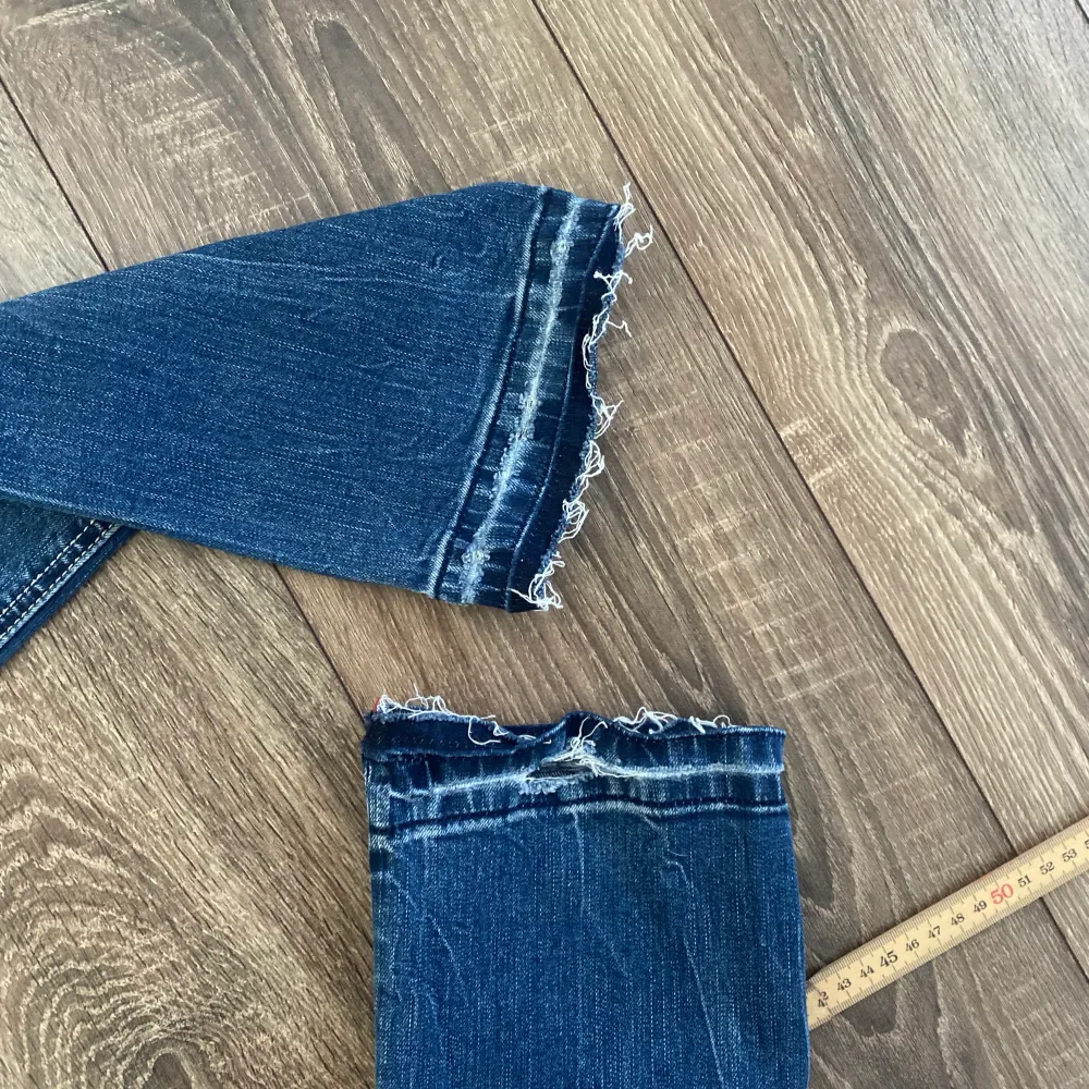 Super coola jeans från märket M.O.D !🙌 Köpta secondhand ! Säljer endast då de är lite för korta på mig som är 170cm med långa ben! Har sprätt upp dom så där är slitet längst ner, skriv för fler bilder 💗 Strl 27/32 ! . Jeans & Byxor.