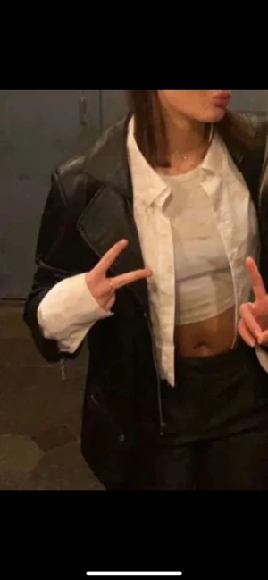 Skinkavaj - Skinnjacka/kavaj som jag köpt secondhand ❤️‍🔥superfin men har för mycket jackor så den kommer tyvärr inte till användning, köparen står för frakten💕