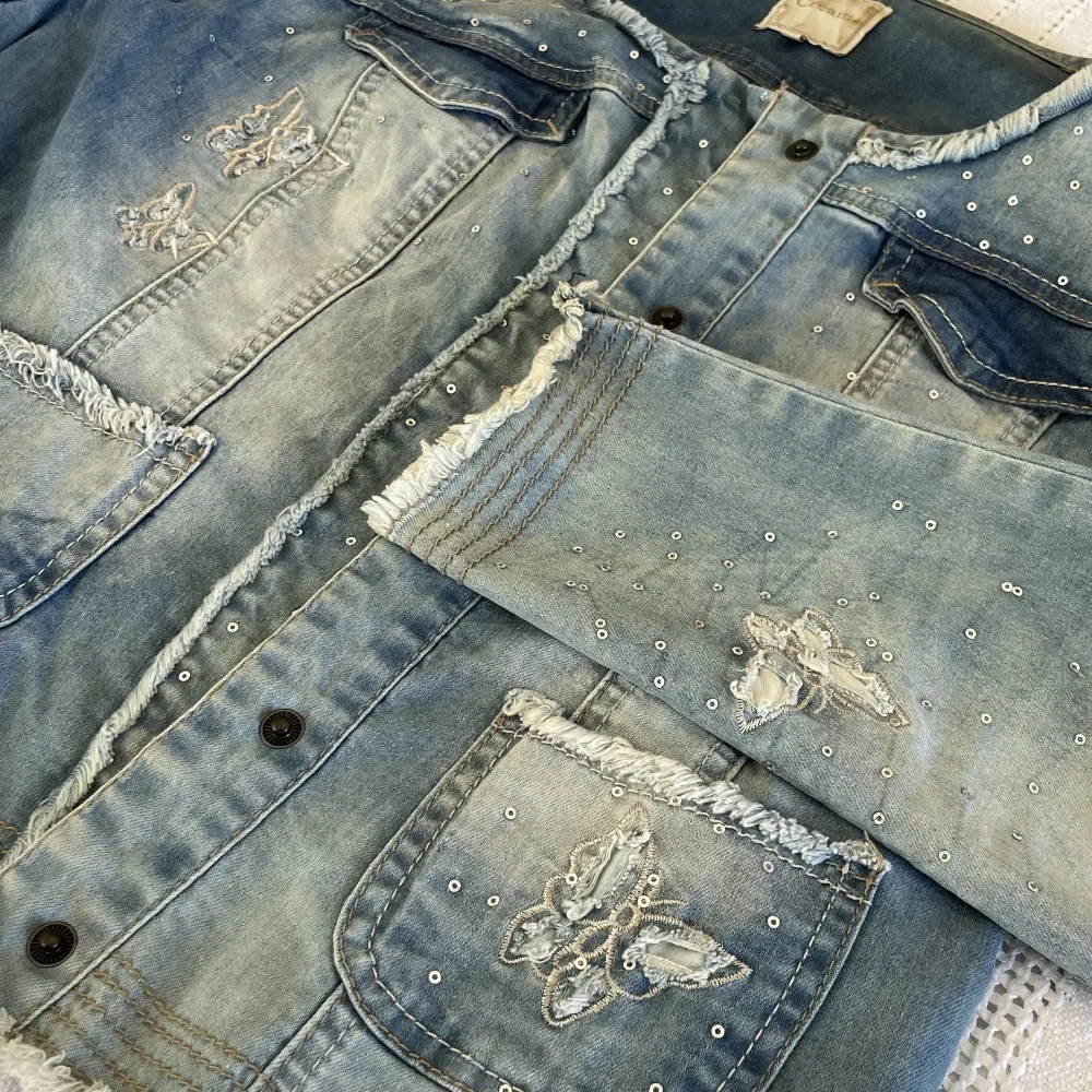 Urtvättad jeansjacka med paljetter och fjärilar. Såå söt design!! 😍Har fått jackan och har aldrig använt då den inte passar mig 🥲 Skriv om fler bilder önskas 🥰. Jackor.