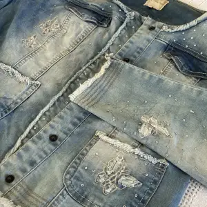 Urtvättad jeansjacka med paljetter och fjärilar. Såå söt design!! 😍Har fått jackan och har aldrig använt då den inte passar mig 🥲 Skriv om fler bilder önskas 🥰