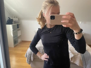 Svart träningstopp🖤 - Tryck gärna på ” KÖP NU”. Svart träningstopp från soc 🖤 sparsamt använd🖤 i barnstorlek 146/152 men sitter som en XS