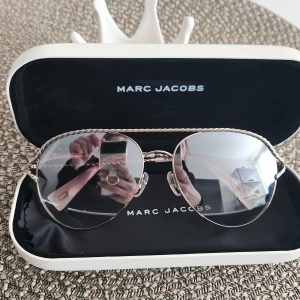 Marc Jacobson solglasögon - Jätte fina solglasögon MJ Pilot form, utan repor.  Ny pris ca 2000kr.