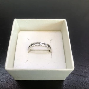 Silverfärgad ring - Hej! Säljer nu denna rostfria ring som knappast kommit till användning. Hör gärna av dig vid intresse eller frågor!😄