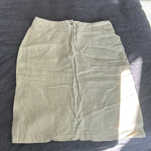 Linne kjol - Säljer nu denna linne kjol med slits där baktill! I storlek 38