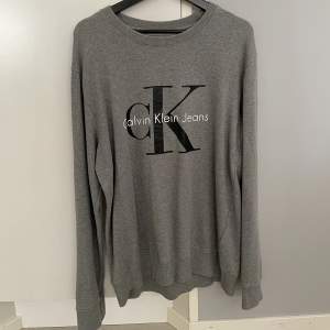 Grå Calvin Klein sweatshirt i bra skick. Storlek XL