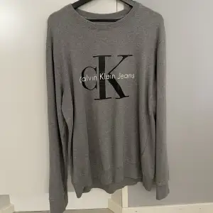 Grå Calvin Klein sweatshirt i bra skick. Storlek XL