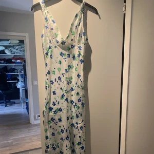 Maxi klänning  - Superfin klänning med grön och blåa blommor. Endast använd en gång då den tyvärr är för liten för mig. Köpt för 500 på ASOS, säljer för 150 (köparen står för frakten) kan även möttas upp i Lund 🥰