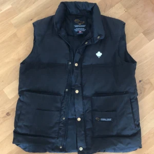 Canada goose väst gammal modell äkta - Äkta såklart. Väldigt bra skick! Har reparerat en liten skada som inte är synlig. Storlek passar S och M. Har självt använt den några gånger. Skriv till mig om du har frågor eller andra funderingar. Pris kan diskuteras.