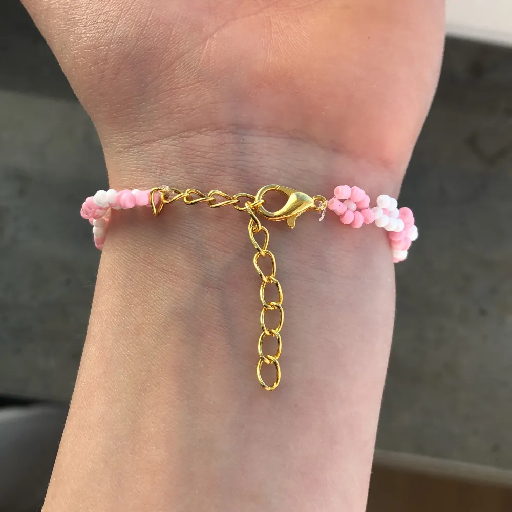 Säljer ett fint blommigt armband som är handgjort för 35kr. Accessoarer.