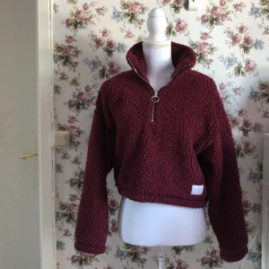 Tröja - Vinröd  hollister tröja med dragkedj. Man kan ändra hur stor den ska vara i midjan 🍷📬