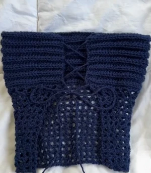 Strapless virkad topp  - Egenvirkad "strapless" topp som är perfekt till vår och sommar🌺 skriv privat för beställning och val av färg och storlek 💛 pris varierar beroende på storlek då material kostar☺️ priset går att diskutera ☀️