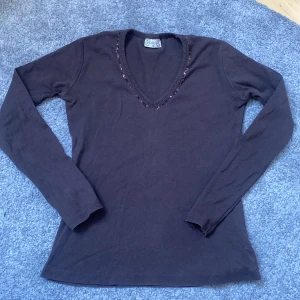 Brun tröja - Brun långärmad tröja med paljetter vid kragen! 55kr exklusive frakt⭐️