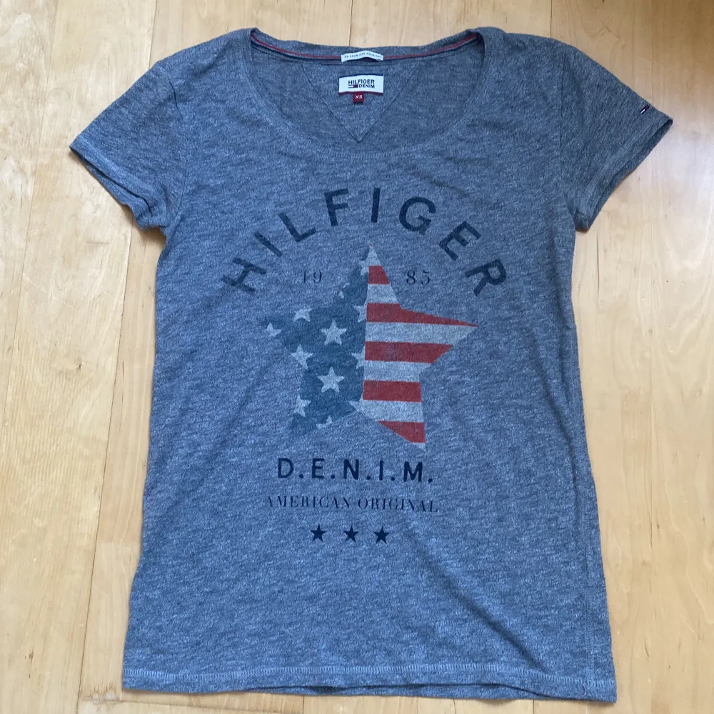 Cool T-shirt från Tommy Hilfiger! 90kr exklusive frakt💓. T-shirts.