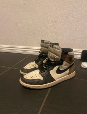 Jordan 1 high mocha - Storlek 42 Använda Skick 5/10 Går att tvätta bort  Pris kan diskuteras 