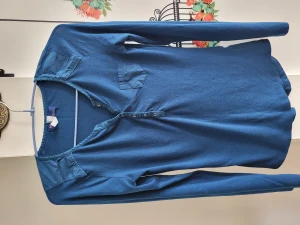 Blå topp - Blå topp med mjuk tyg  Färgen ser bättre ut än bilden