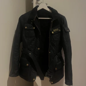 Barbour jacka strl 34 - Barbour jacka i storlek 34, jättebra skick och sällan använd Passar perfekt nu som vårjacka 