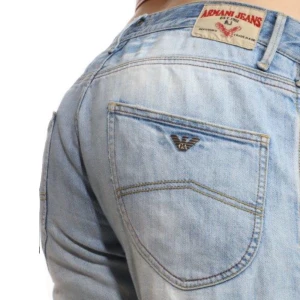 Armani jeans - JUST NU 100 KR RABATT! Baggy lowwaist Armani Jeans med en fin blå wash. De är en storlek 36 men uppskattas passa en M-L beroende på hur man vill att de ska sitta. För mer bilder kontakta oss☺️ Midjemått: 98 cm Längd: 99 cm Innerbenslängd: 78 cm