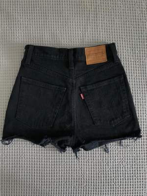Svarta ribcage shorts från levi’s💗 Endast använd ungefär en gång pga av att jag köpt för liten storlek. Nypris 649 kr!