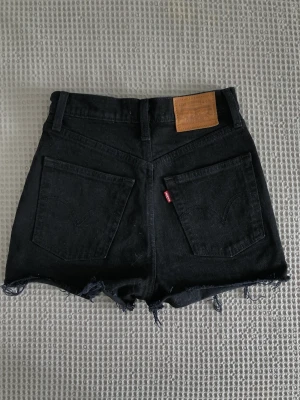 Levi’s shorts - Svarta ribcage shorts från levi’s💗 Endast använd ungefär en gång pga av att jag köpt för liten storlek. Nypris 649 kr!